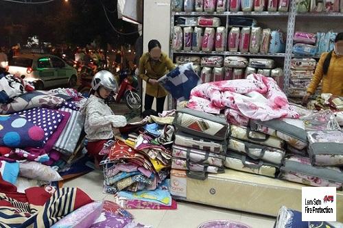 Tiềm ẩn nguy cơ cháy nổ tại cửa hàng chăn ga gối đệm